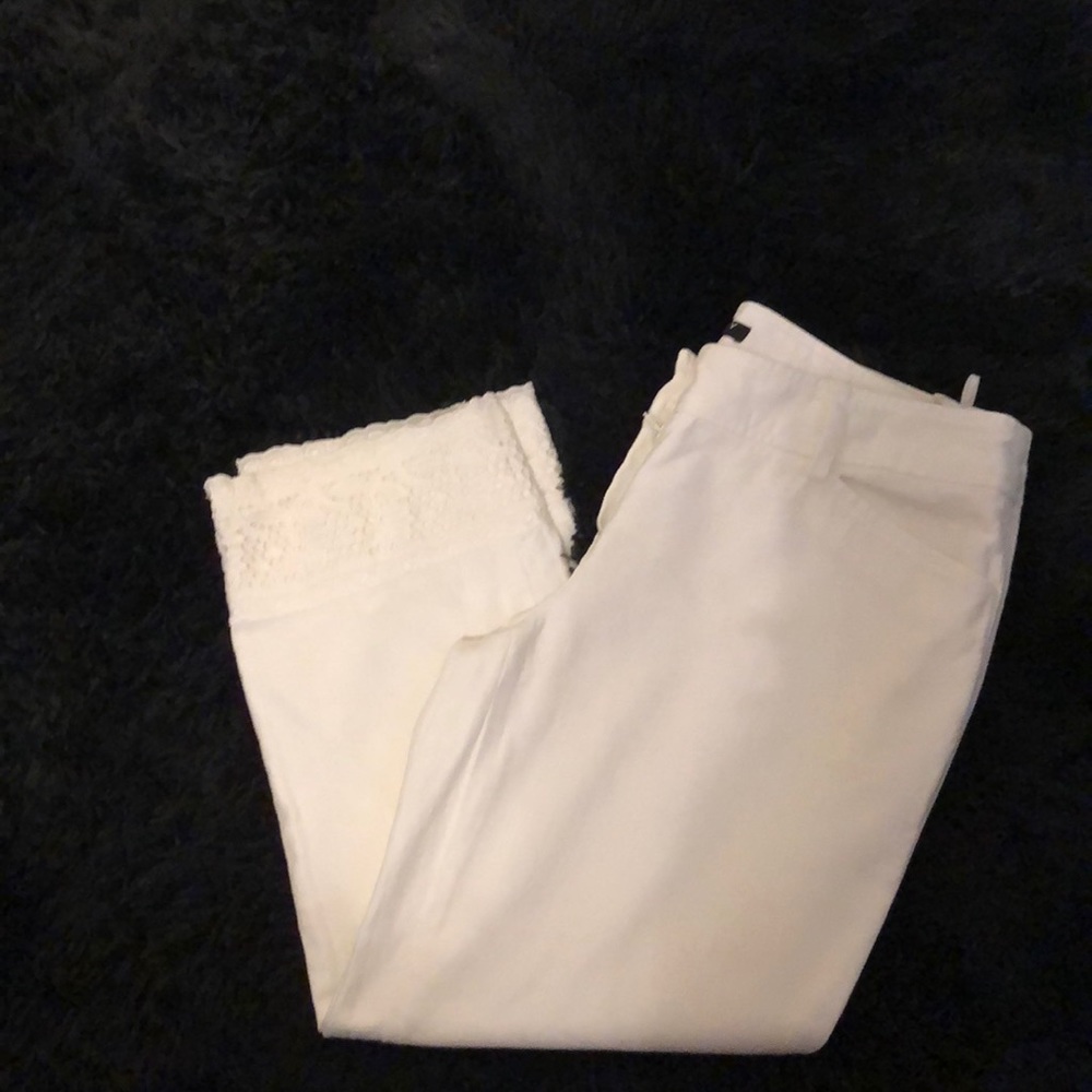 White cropped pants with florwery lace design